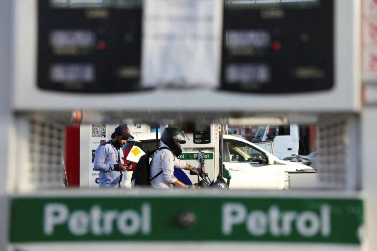 FILE PHOTO: A customer leaves after refuelling his bike at a fuel station in New Delhi, India, March 6, 2026. REUTERS/Bhawika Chhabra