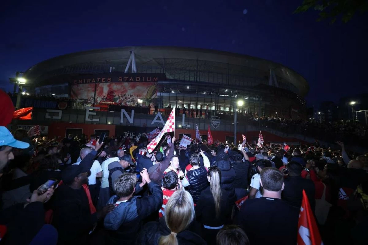 Arsenal fans celebrate outside the stadium as Arsenal win the Premier League Action. Picture credit: Reuters