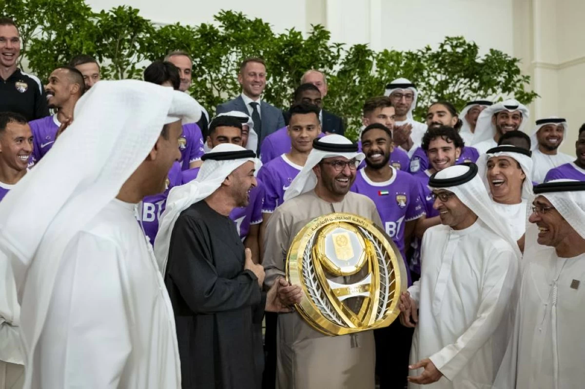 UAE President His Highness Sheikh Mohamed bin Zayed Al Nahyan with members of the Al Ain FC team which won the 2025-2026 ADNOC Pro League. (WAM)