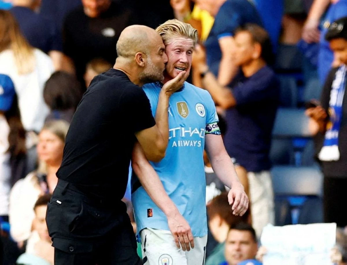 Manchester City manager Pep Guardiola celebrates with Kevin De Bruyne after their match with Chelsea at Stamford Bridge, London, Britainon- August 18, 2024. (Reuters)