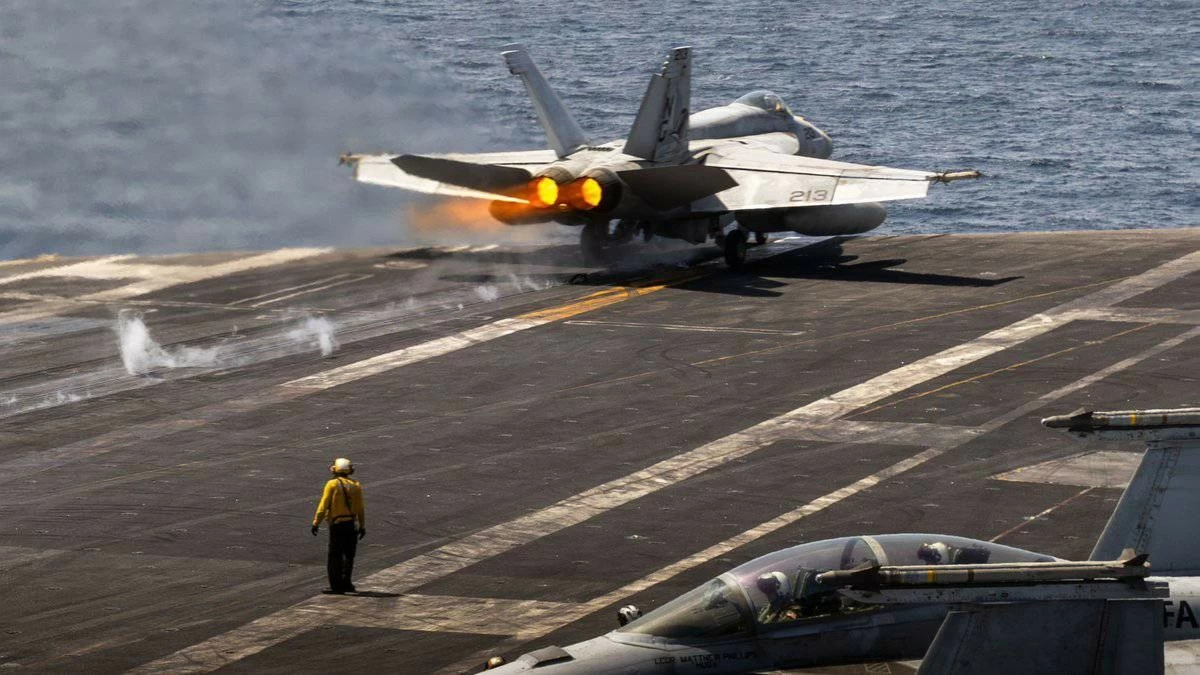 A US Navy fighter jet takes off from aircraft carrier USS Abraham Lincoln (CVN 72) in the Arabian Sea as US and Iran continue negotiations to extend ceasefire. (Photo: US Central Command)