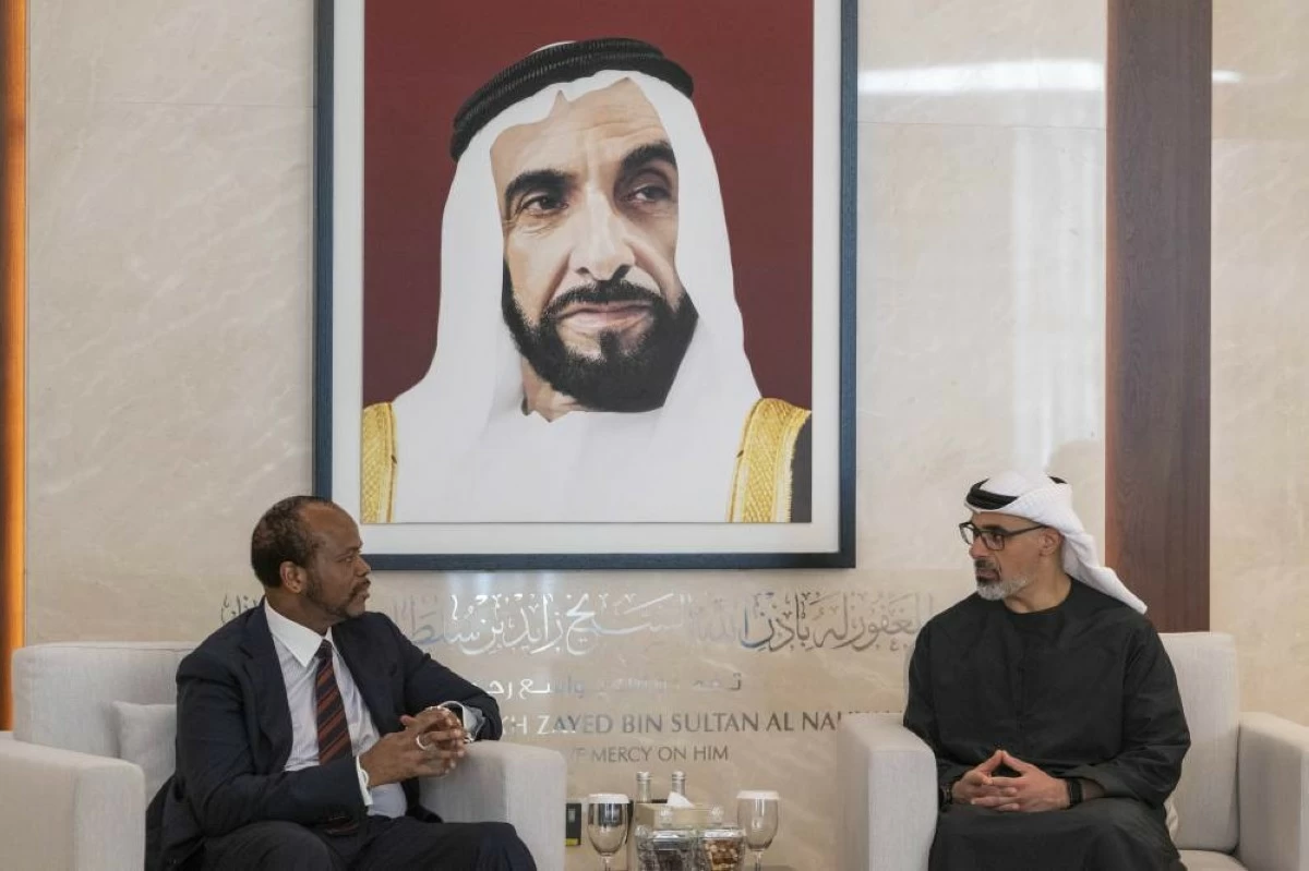 H.H. Sheikh Khaled bin Mohamed bin Zayed Al Nahyan welcomed His Majesty King Mswati III to the UAE. Picture credit: WAM