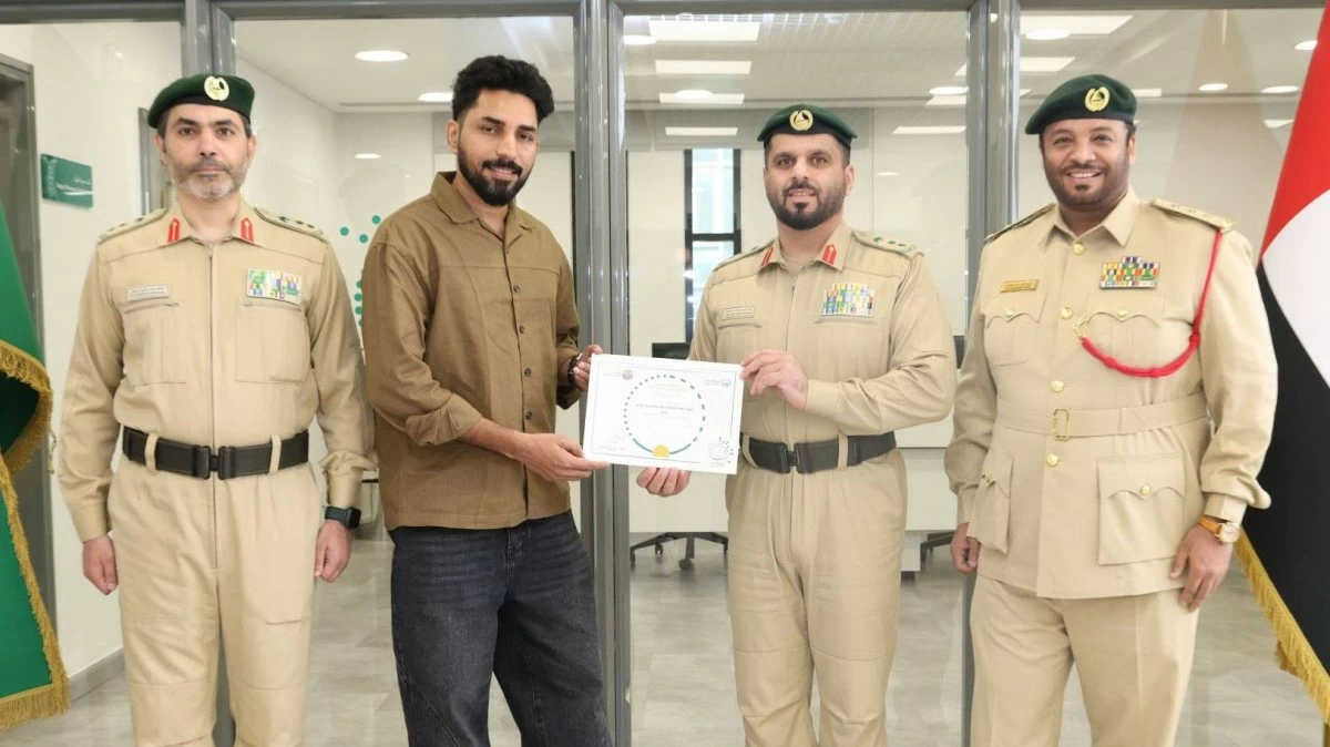 Mohammed Ali Sherakal Mohi with Colonel Ahmed Obaid bin Hudaiba, Director of Al Raffa Police Station, along with his deputy Colonel Saleh Hassan Al Marzouqi and Captain Ali Haji Al Balushi, Head of the Customer Happiness Section at Al Raffa Police Station. (Supplied)
