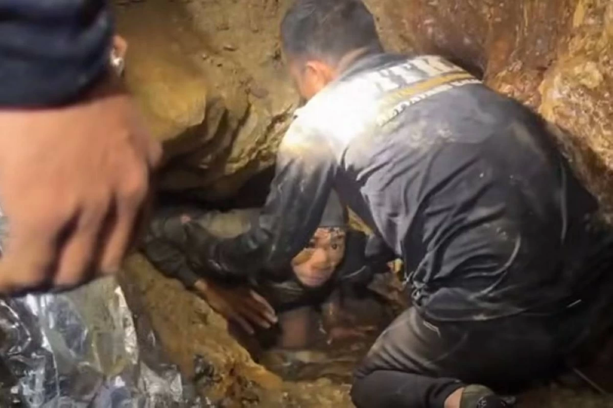This video grab provided by Metta Tham Rescue Kalasin, shows rescuers evacuating the first of five villagers, center, who had been trapped in a cave in Xaisomboun province, Laos. AP
