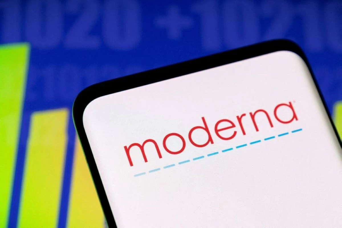 Moderna logo and stock graph are seen displayed in this illustration taken, May 3, 2022. REUTERS/Dado Ruvic/Illustration//File Photo