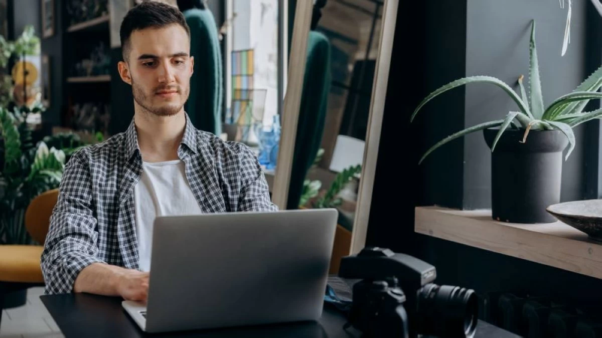 Under the UAE's Green Visa system, eligible freelancers and self-employed professionals can obtain a five-year residency permit that allows them to live and work in the country on a self-sponsored visa.
Photo credit: Mikhail Nilov/Pexels