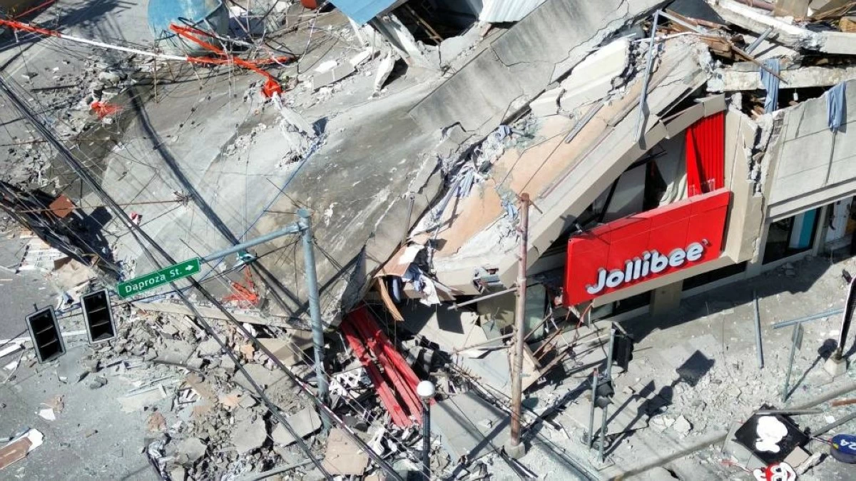 Philippine Earthquake Displaces 20,000, Kills at L