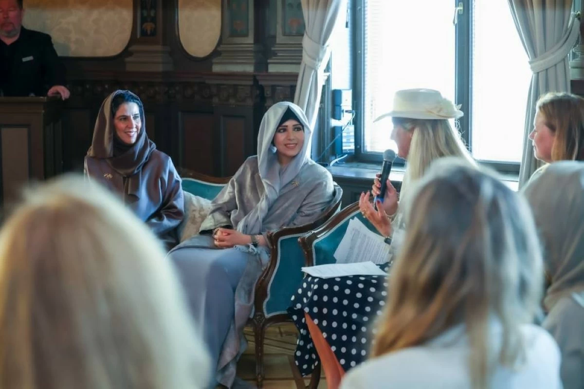Latifa bint Mohammed meets with prominent female f