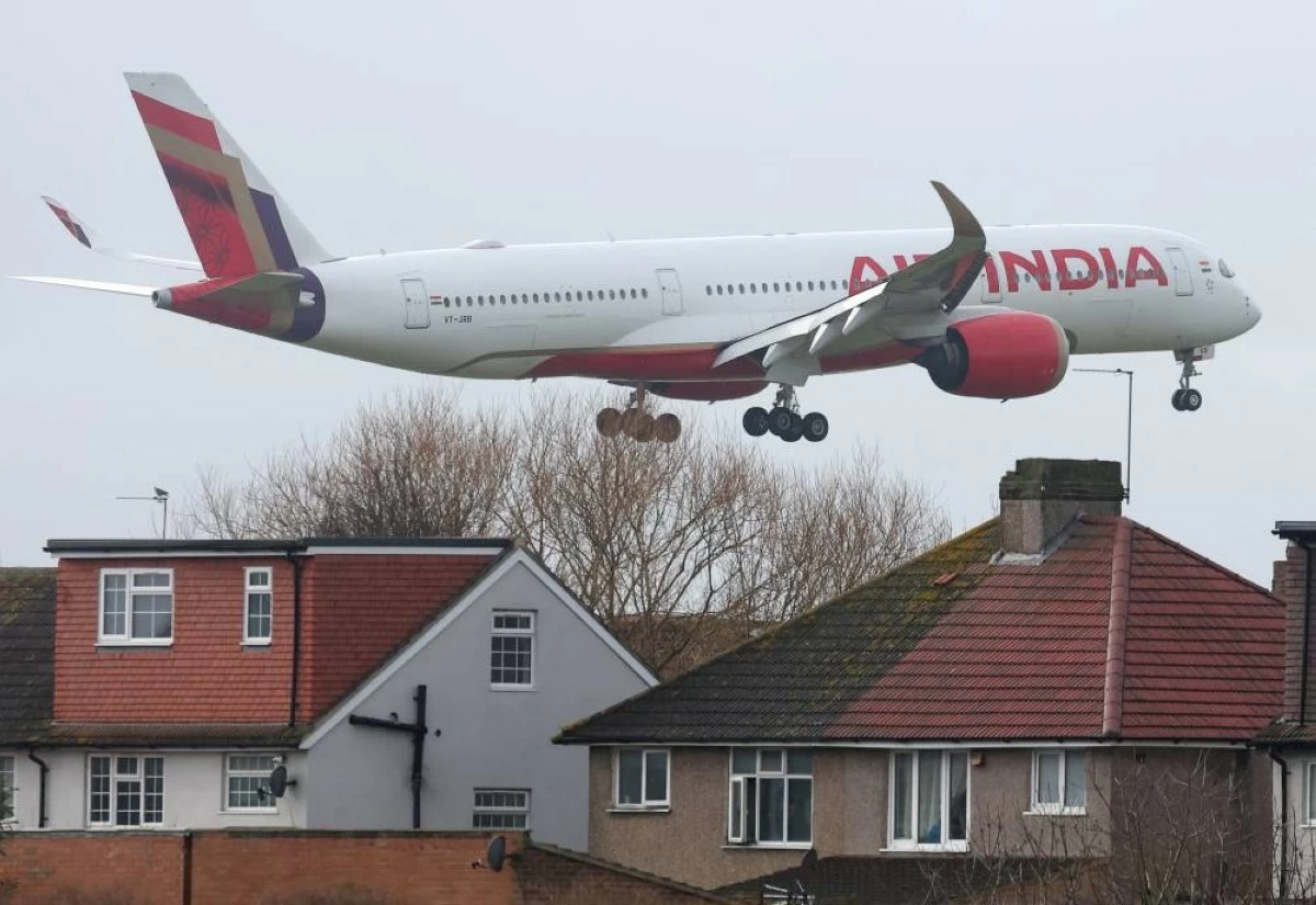 An Air India passenger plane flies near houses as it makes its landing approach to Heathrow Airport in west London, Britain, January 28, 2025. (Image is for illustrative purposes only) REUTERS/Toby Melville/File Photo