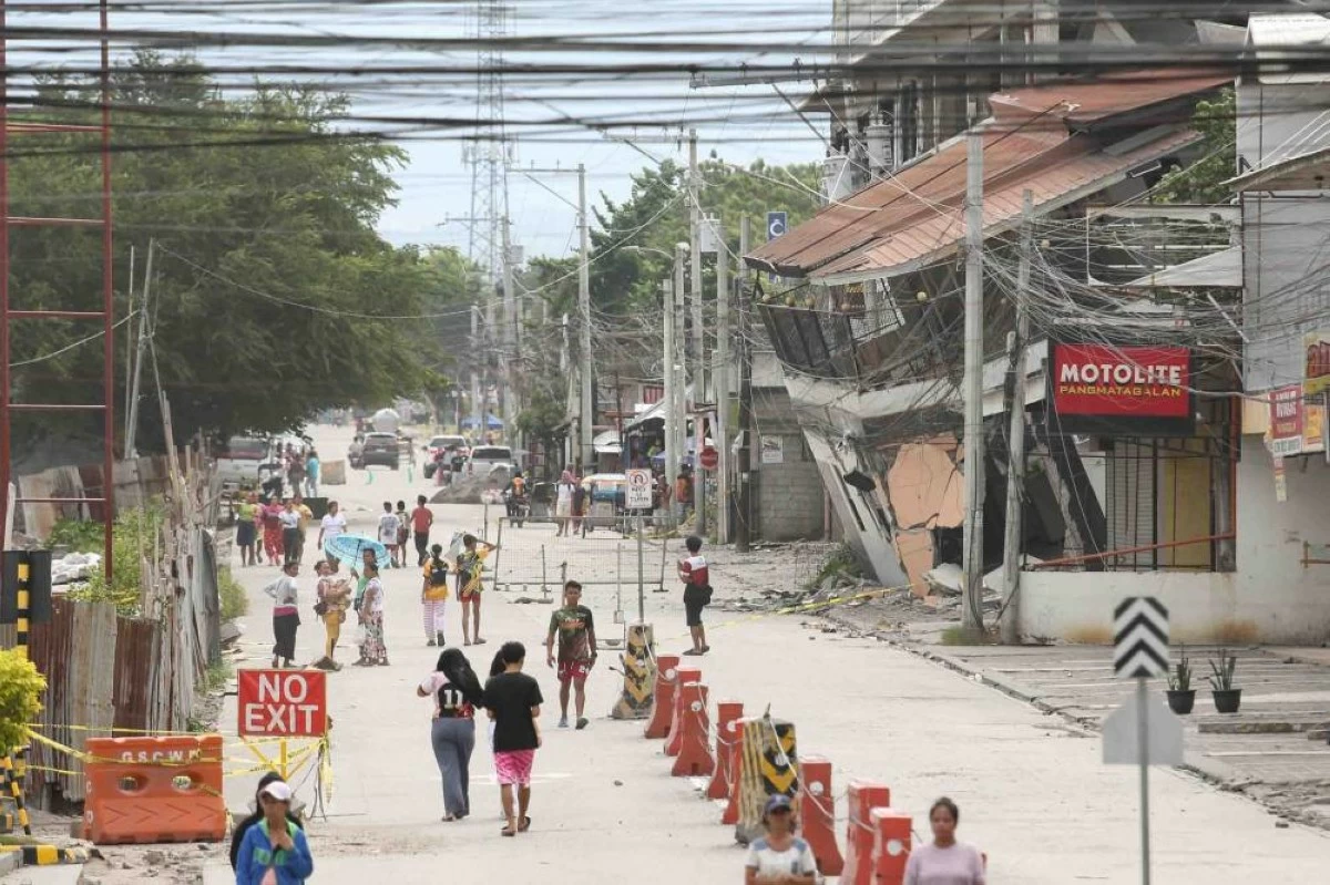Philippine town seeks immediate airlift of food to ease hung