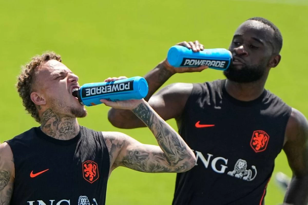 Netherlands' Noa Lang, left and Brian Brobbey take a hydration break during practice for the World Cup soccer tournament. Picture credit: AP