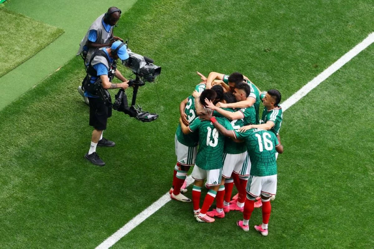 Quinones and Jimenez fire Mexico to opening World 