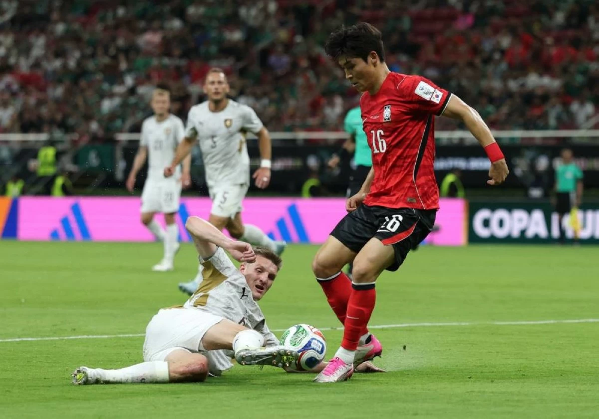 Czech Republic's Stepan Chaloupek in action with South Korea's Park Jin-seob REUTERS/Paul Childs. (Reuters)