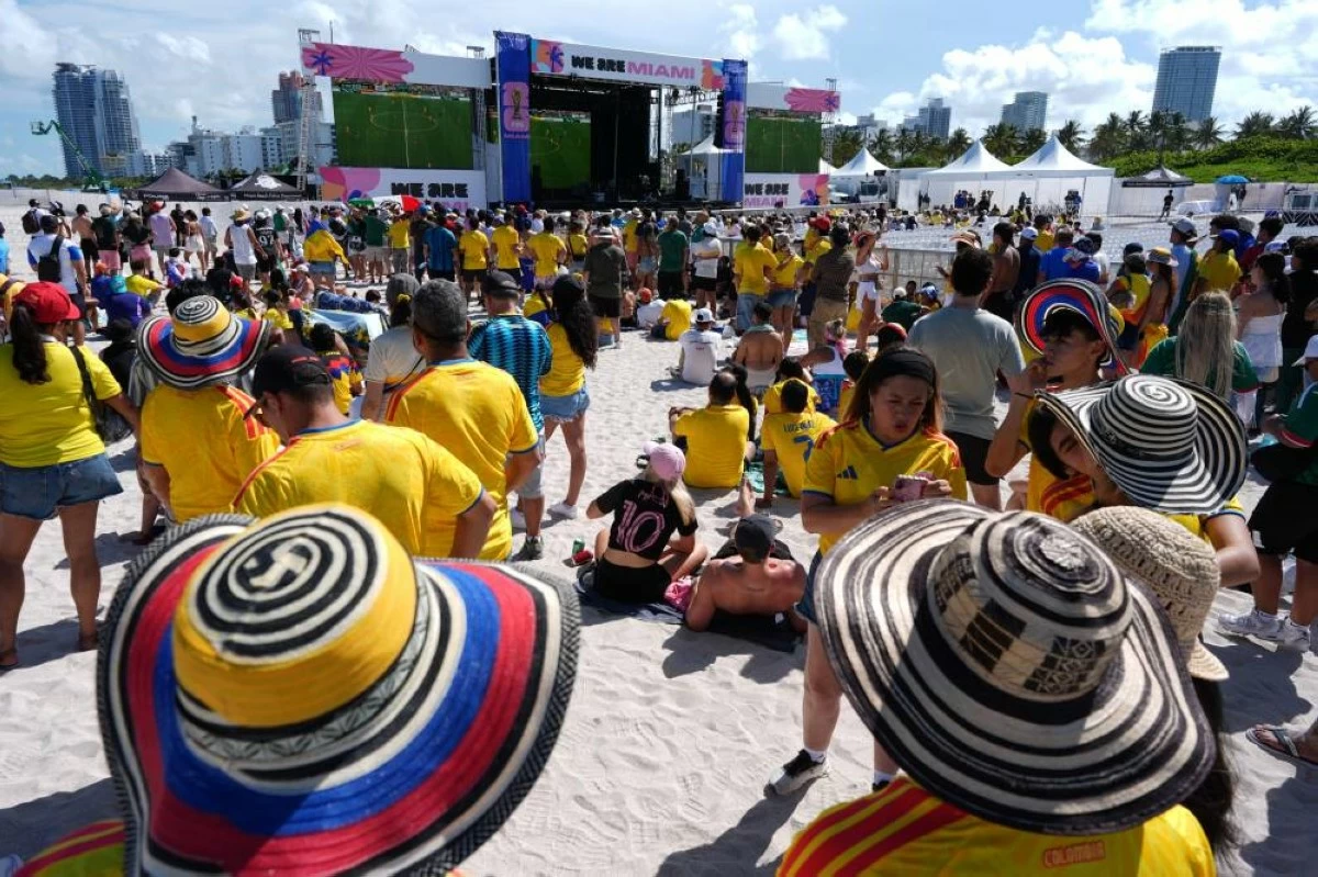 Soccer fans, many wearing the colors of Colombia, watch the opening World Cup Group A soccer match between Mexico and South Africa on big screens along the beachfront in Miami Beach, Fla., Thursday, June 11, 2026. AP Photo/Rebecca Blackwell)