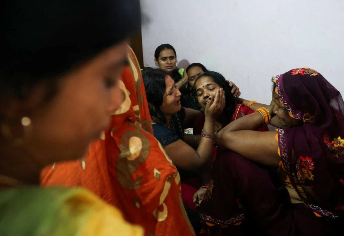 Sushila Devi, wife of Shivanand Chaurasia, an Indian seafarer aboard the Palau-flagged tanker MT Settebello, who was among three crew members killed in one of the U.S. attacks on Indian-crewed tankers this week amid a blockade of Iran-related shipping, mourns in Deoria, Uttar Pradesh, India, June 12, 2026. REUTERS/Priyanshu Singh