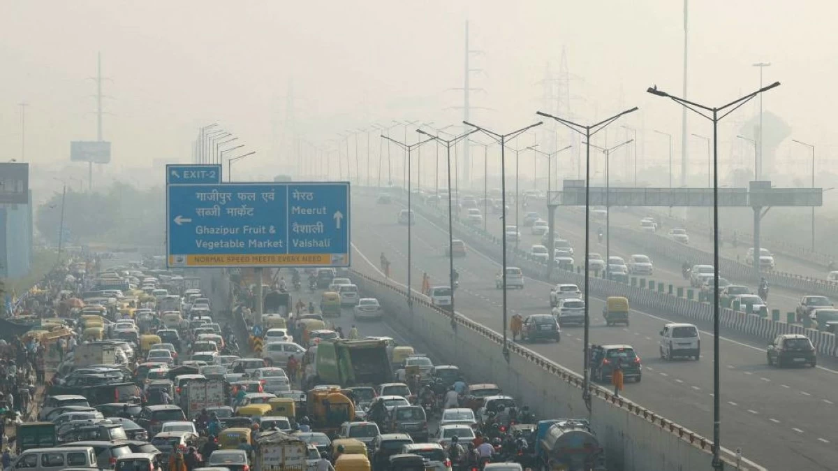 Vehicles are stuck in traffic amidst early morning smog near a flower market in New Delhi. (Reuters file photo)