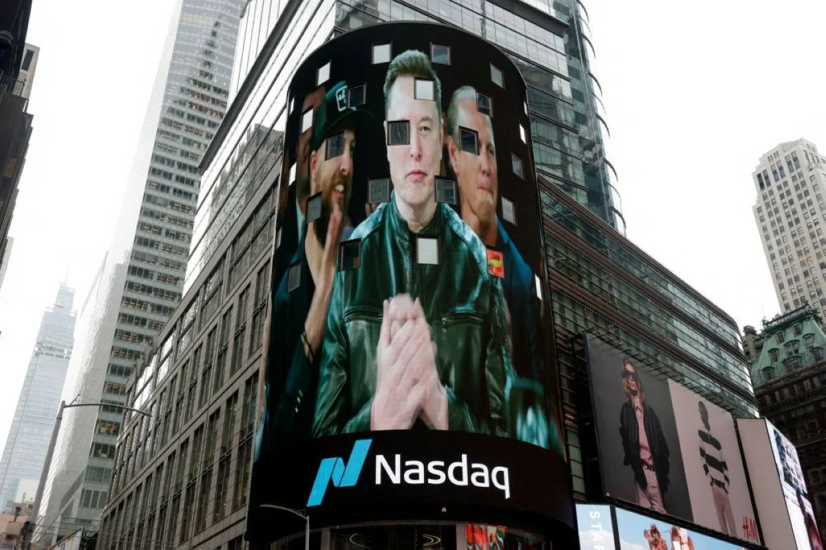 A live feed shows SpaceX CEO Elon Musk on the day of SpaceX's initial public offering (IPO) at the Nasdaq MarketSite, in New York City, U.S., June 12, 2026. REUTERS/Jeenah Moon