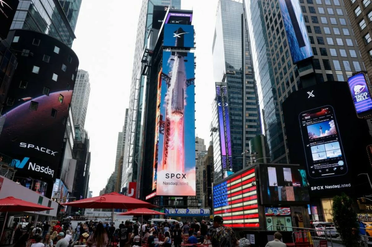 A billboard of SpaxeX is pictured on the day of SpaceX's initial public offering (IPO) at the Nasdaq MarketSite, in New York City, U.S., June 12, 2026. REUTERS/Jeenah Moon