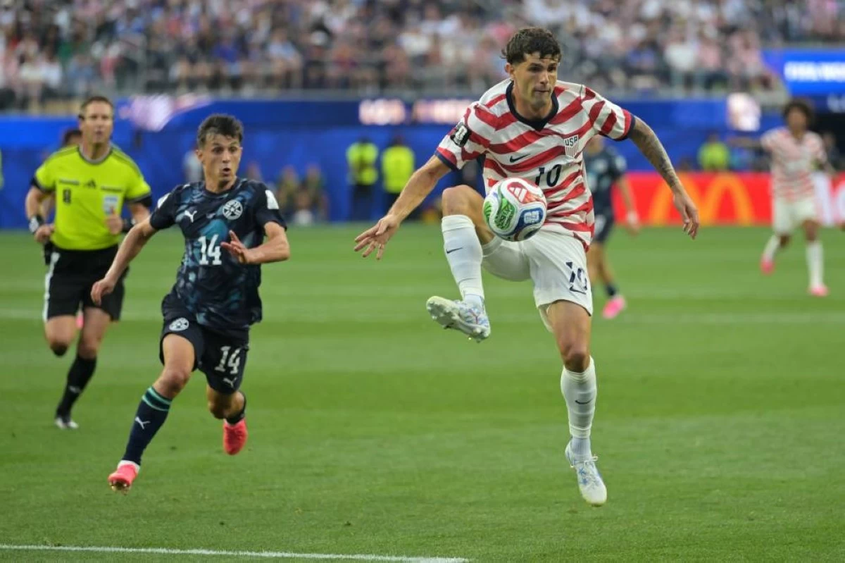 United States' Christian Pulisic (10) controls the ball as Paraguay's Andres Cubas (14) defends during the World Cup Group D soccer match in Inglewood, Calif., near Los Angeles, Friday, June 12, 2026. (AP Photo/Jayne Kamin-Oncea)