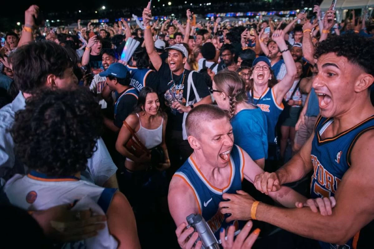 New York Knicks fans celebrate their victory. AP