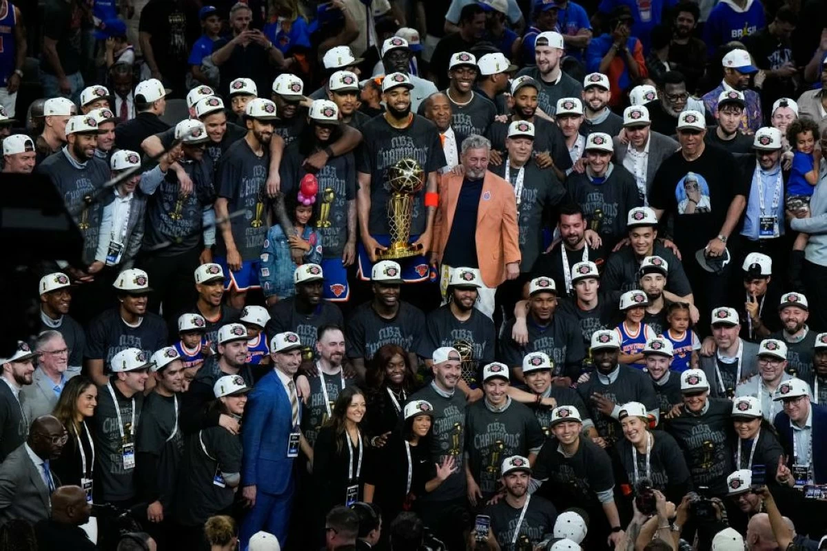 The New York Knicks pose for photographers with the Larry O'Brien Championship Trophy after defeating the San Antonio Spurs. AP