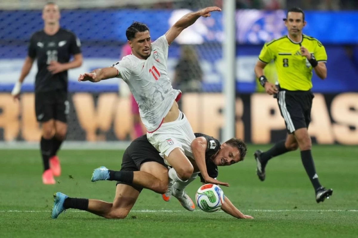 Iran's Ali Alipour (11) battles for the ball with New Zealand's Ryan Thomas (23) during the World Cup Group G soccer match between Iran and New Zealand in Inglewood, Calif., near Los Angeles, Monday, June 15, 2026. (AP)
