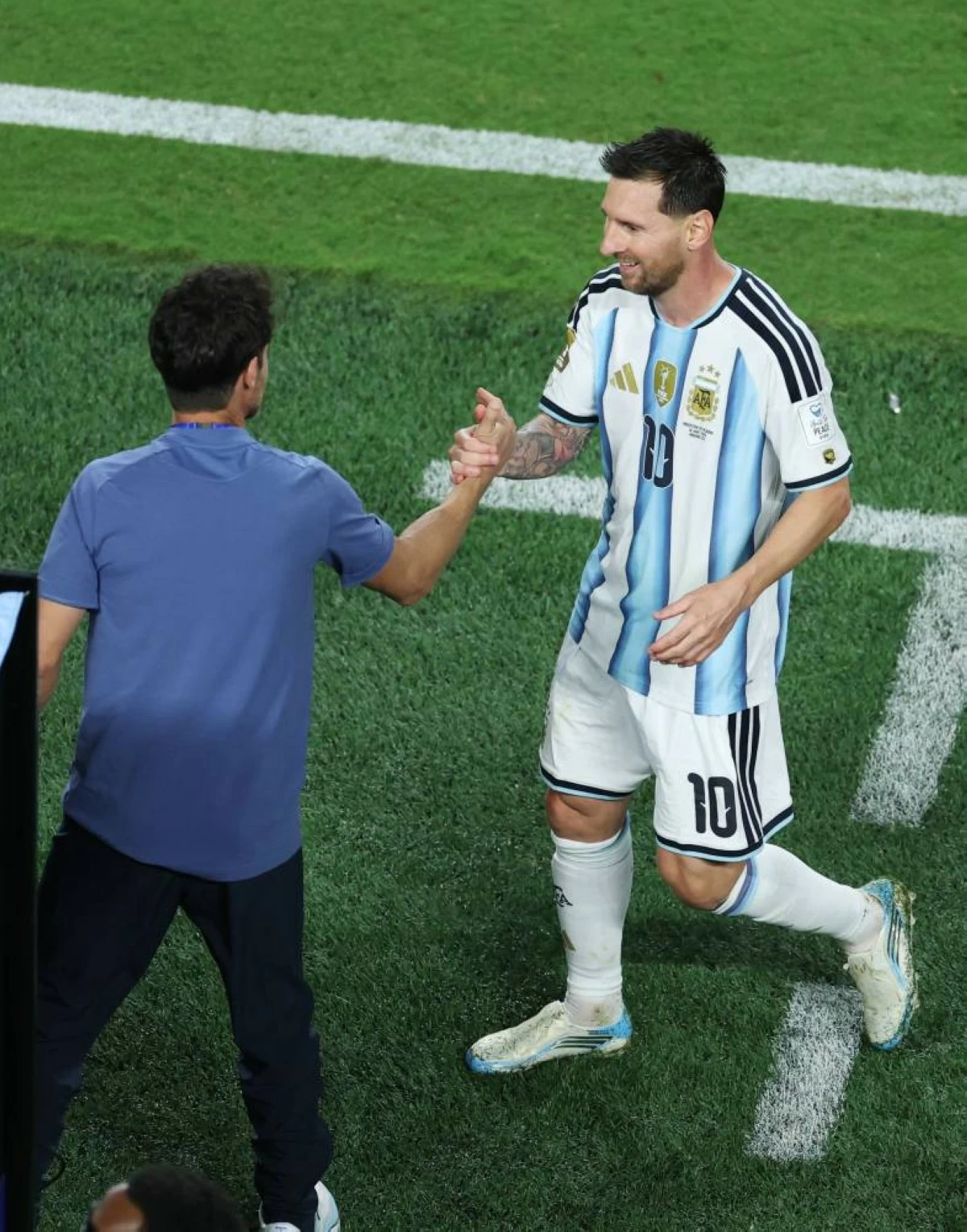 Argentina's Lionel Messi shakes hands with coach Lionel Scaloni as he leaves the pitch after being substituted during the World Cup Group J soccer match between Argentina and Algeria in Kansas City, Mo., Tuesday, June 16, 2026. (Reuters)