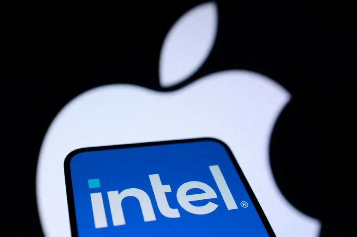 Intel and Apple logos. (Illustration/Reuters)