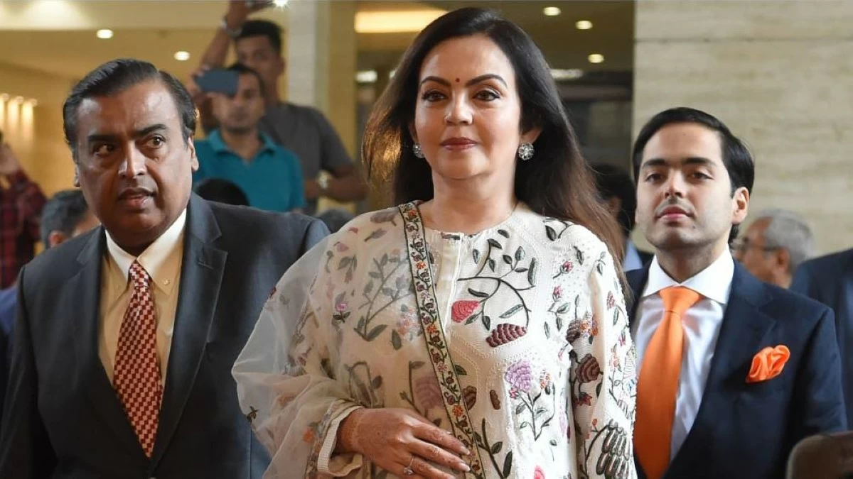 Mukesh Ambani with wife Nita Ambani and son Akash Ambani. (Emirates24/7 Archive)