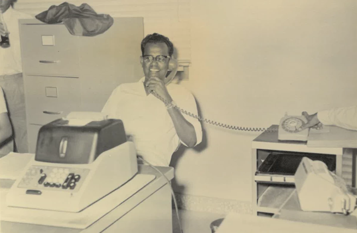 Jamaluddin working in the Bank of Oman, and using an Olivetti mechanical calculator. Picture credit: Supplied