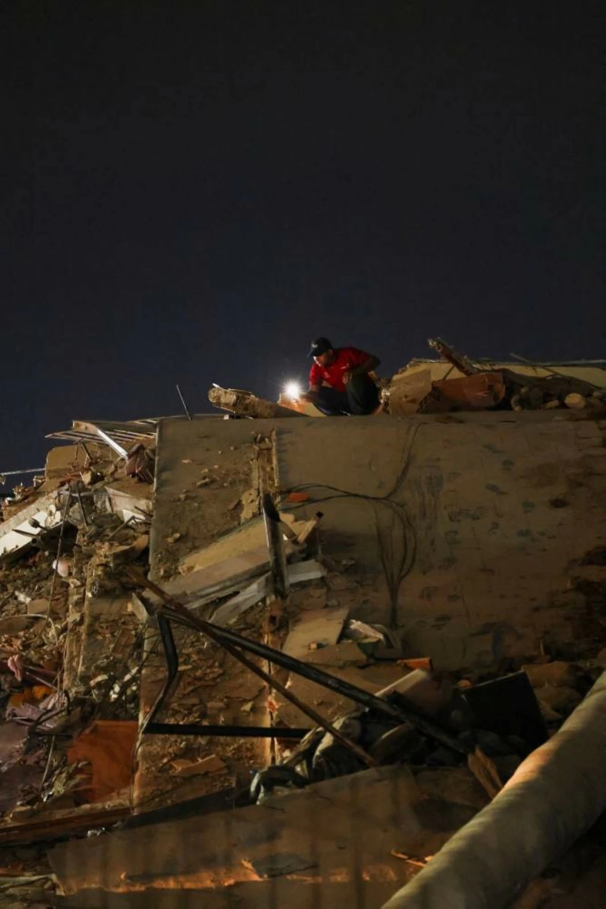 A person inspects the site of a collapsed building after an earthquake in Caracas, Venezuela, June 24, 2026. REUTERS/Leonardo Fernandez Viloria