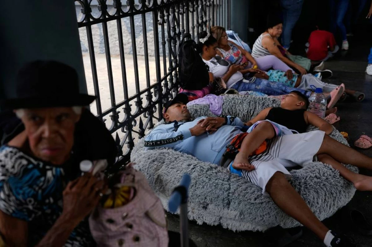 People rest in a temporary shelter in Caracas, Venezuela, Thursday, June 25, 2026, in the aftermath of successive earthquakes. (AP Photo/Ariana Cubillos)