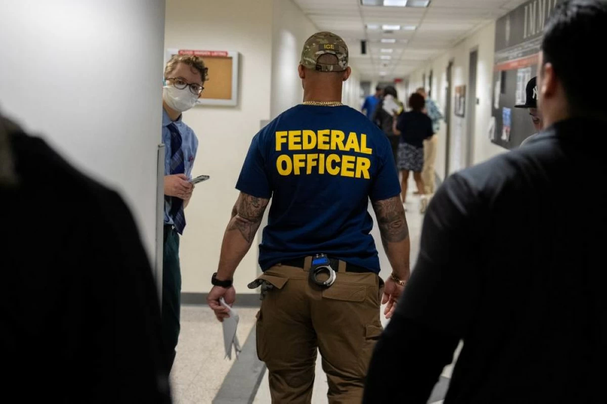 An Immigration Customs Enforcement officer patrols the hallway at immigration court in Manhattan, New York City, U.S., June 24, 2026. REUTERS