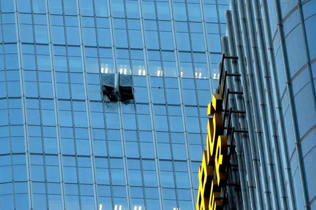 The surface of the building is damaged after a plane crashed into the tallest tower in Beijing, Cina, Friday, June 26, 2026. (AP Photo/)