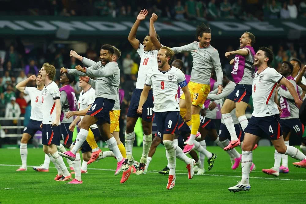 England's Harry Kane and teammates celebrate after the match as England qualify for the quarter final stage of the World Cup REUTERS
