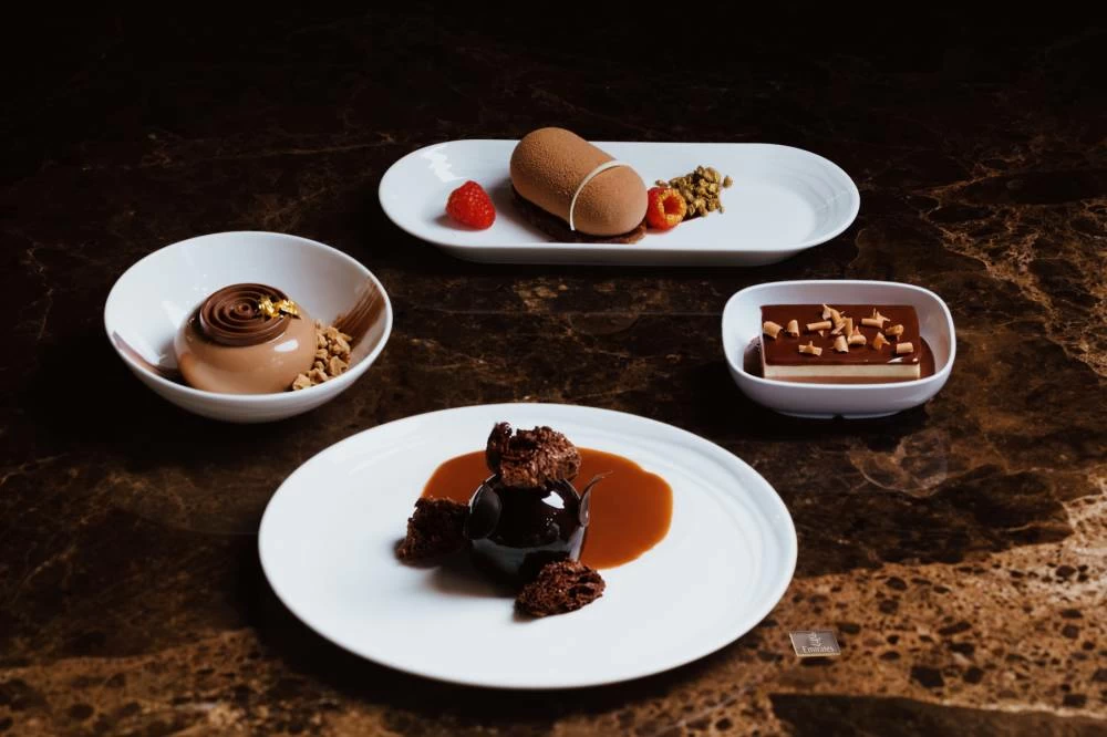 Chocolate desserts curated by Emirates, across all classes of travel. Economy customers may enjoy Emirates’ Triple Chocolate Mousse Cake with chocolate sauce and caramel curls. Premium Economy customers may indulge in Emirates’ Chocolate & Pistachio Mousse Cake with apricot curd. Business class customers are treated to Emirates’ Chocolate Entremet with cocoa glaze, dark chocolate soil and gold raspberry. First class customers are offered Emirates’ decadent Chocolate Cake with sponge, dulcey soil and chocolate hazelnut sauce.