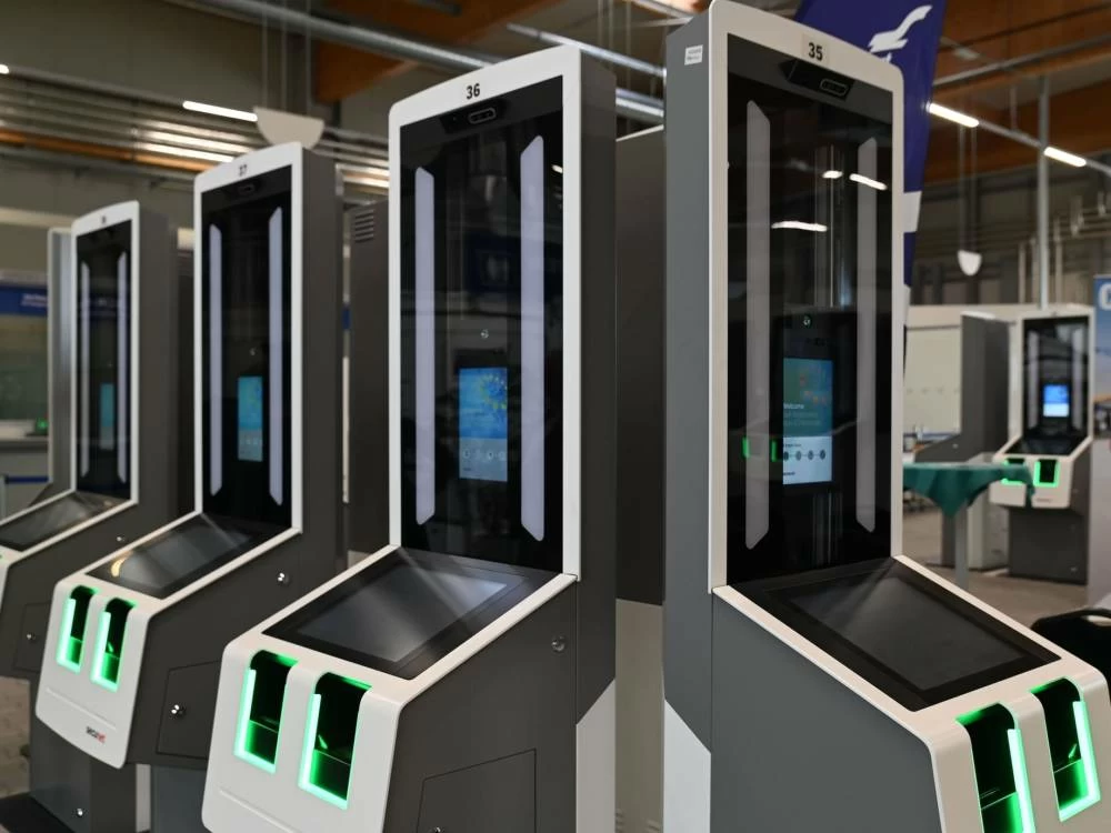 The EU Entry/Exit System rollout has resulted in long queues and flight delays due to technical issues and implementation challenges. Picture credit: WAM