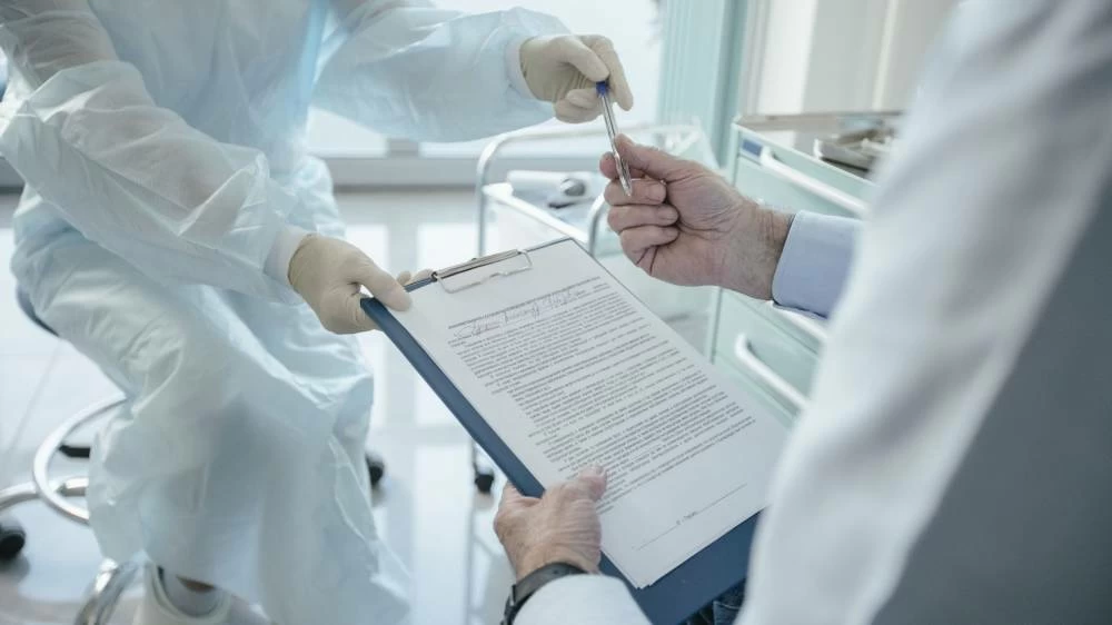 MoHRE clarifies UAE medical health insurance requirement for paintings allow issuance and renewal