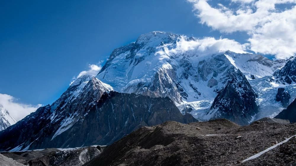 10 climbers led by a renowned Nepalese mountaineer are missing on a Pakistan peak