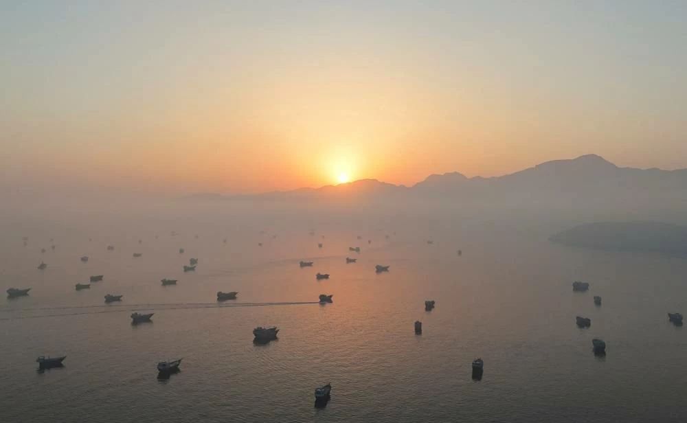 Photo: emirates247.com Oil plunges as US-Iran deal hopes grow, Bessent says Hormuz agreement possible within days