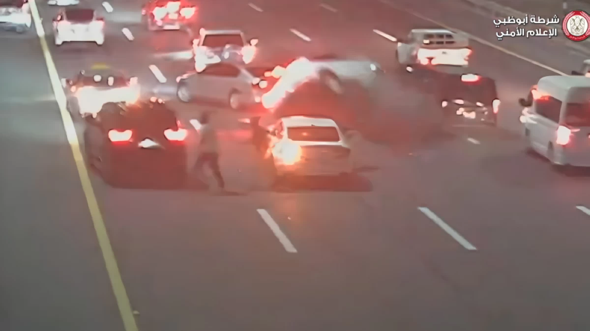 Video: Abu Dhabi Police warn motorists against stopping in the middle of the road