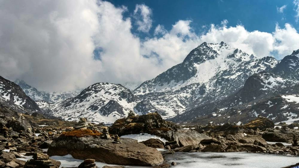 Nepali rescuers spot five bodies near Yalung Ri where climbers went missing after avalanche