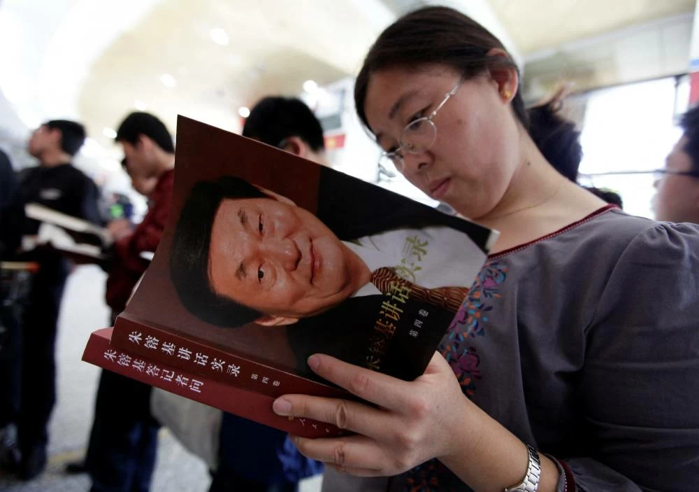  A 2011 file photo of a woman browses a book of China's former premier Zhu Rongji at a bookstore in Beijing. (Reuters)