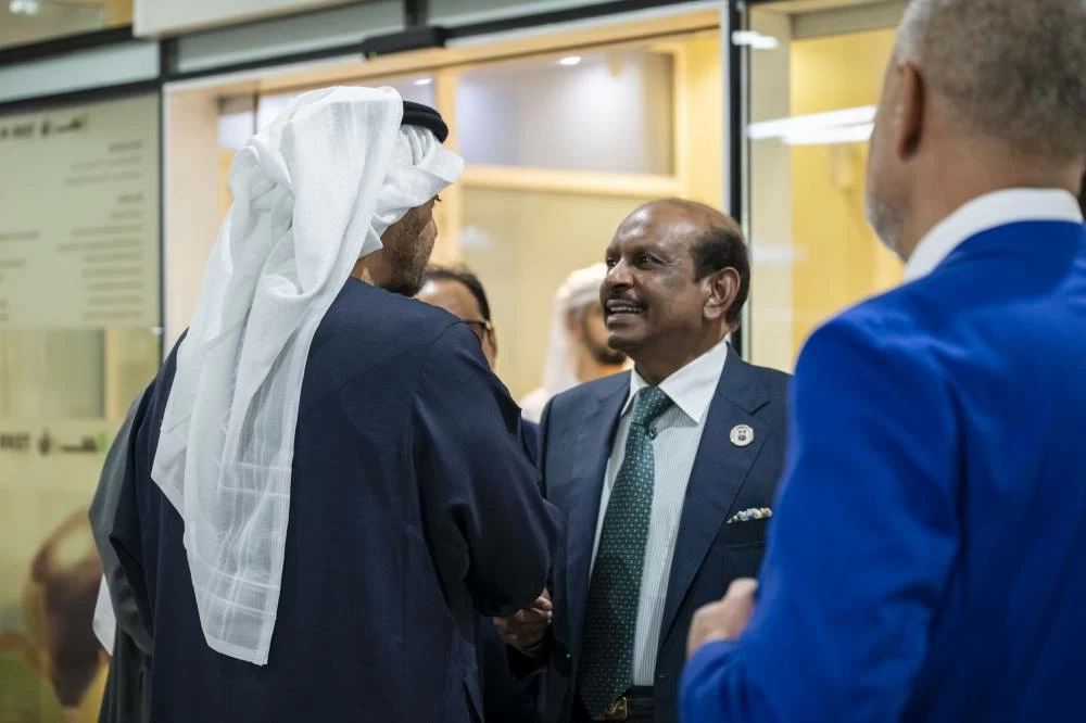 During the visit, Sheikh Mohamed toured various sections of the LuLu outlet, accompanied by Yusuff Ali and officials, and interacted with employees and shoppers. WAM