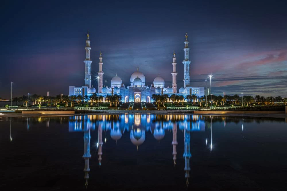 Sheikh Zayed Grand Mosque presents monthly lunar light experience