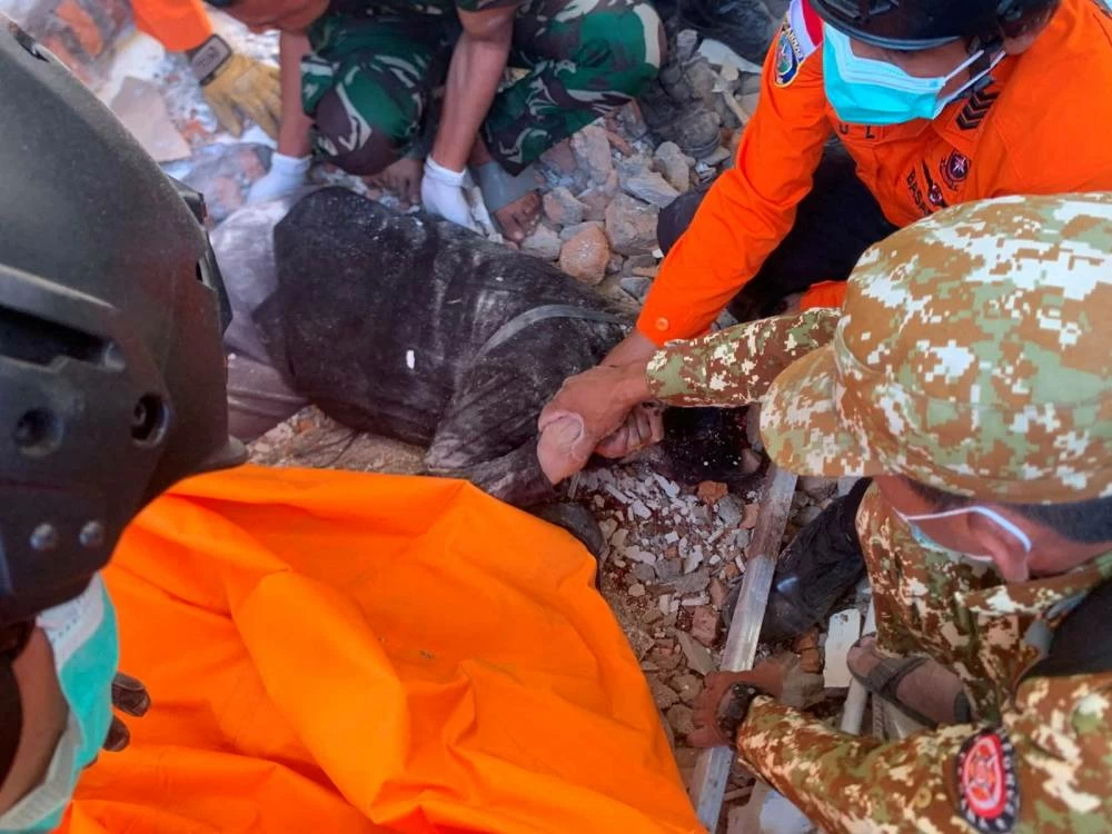 Massive 7.7 magnitude quake off Indonesia: 5 dead, tsunami warning issued