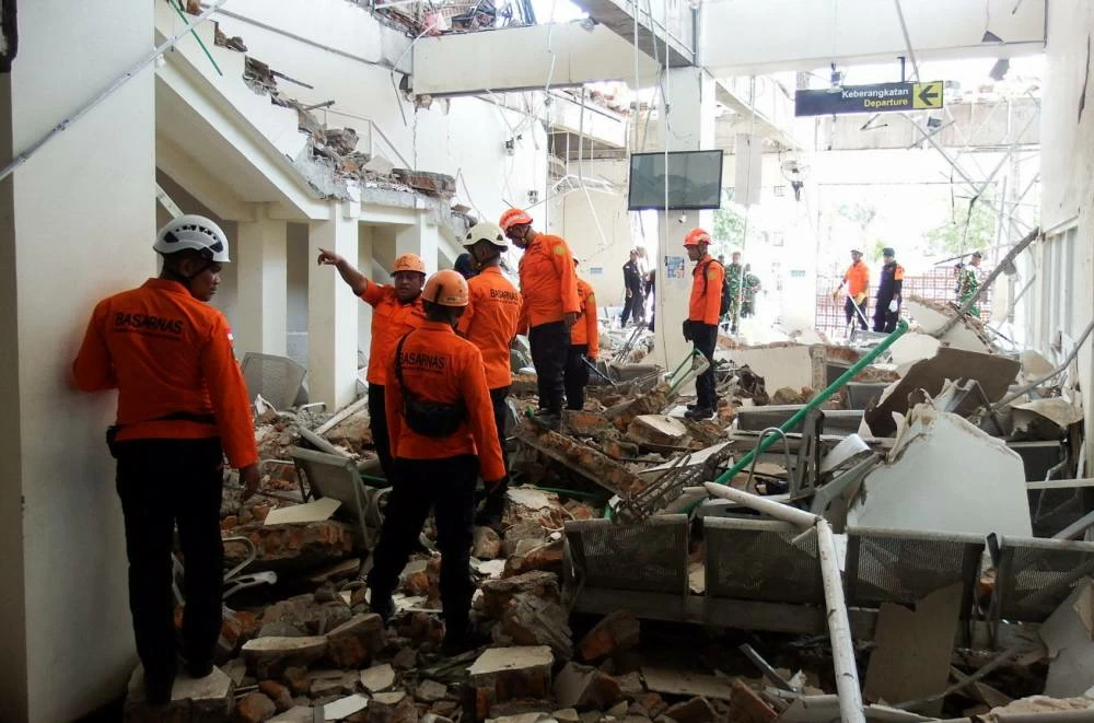 Rescuers inspect a heavily-damaged building at L. Say port following an earthquake in Maumere, Sikka, East Nusa Tenggara province, Indonesia, August 15, 2026. REUTERS