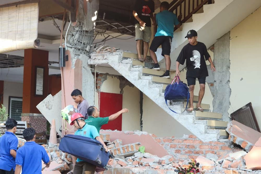 People evacuate from a building collapse at Jayakarta hotel following an earthquake of magnitude 7.7, in Labuan Bajo, East Nusa Tenggara, Indonesia, August 15, 2026. REUTERS