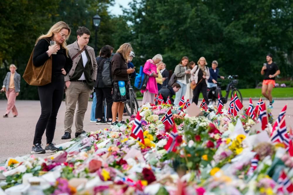 Flowers and Norway's flags are laid at the Palace Square in Oslo, Friday, Aug. 26, 2026 (AP)
