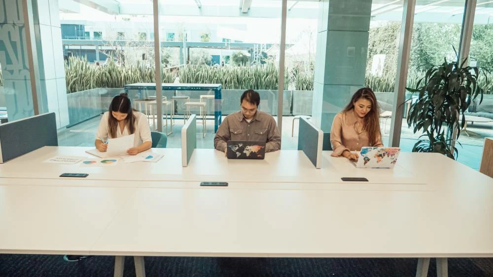 Entrepreneurs in Dubai may be able to start a business without leasing a conventional private office, with options such as flexi-desks and coworking spaces available depending on the business activity, licensing jurisdiction and workspace package.
Photo credit: Pexels